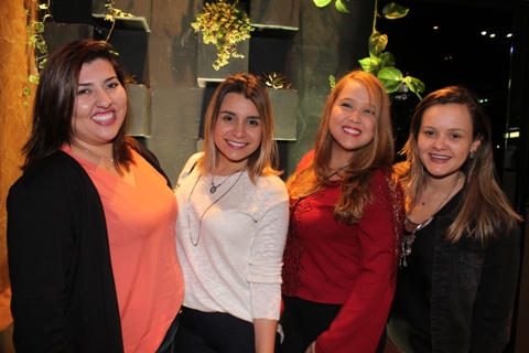 6-curtindo-a-casa-estavam-as-amigas-bianca-frazao-andreia-ribeiro-thamires-duarte-e-nina-caliman