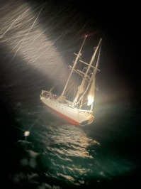 Embarcação à vela “Patchwork” à deriva - Foto: Divulgação / Marinha do Brasil (MB)